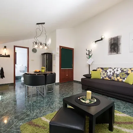 Stylish Sea View Lejlighed